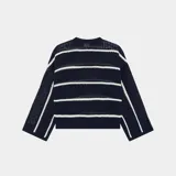Suéter de punto calado con perforaciones transpirables, de color azul marino con rayas horizontales blancas. Tiene diseño holgado, cuello redondo y mangas amplias con hombros caídos que incluyen el logo de la marca tejido en la manga.