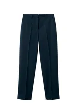 Pantalón estilo traje de corte recto y tiro medio, color azul marino, con bolsillos laterales y traseros, y cierre frontal oculto.