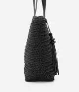 Bolso de playa tejido en paja de papel color negro, con asas de cuero sintético y cierre a presión. Incluye borla decorativa colgante.