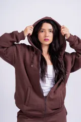 Campera marrón con cierre frontal, capucha con cordones y bolsillos laterales.