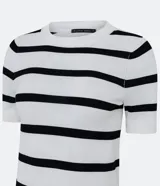 Blusa de punto ligero con diseño de rayas horizontales, cuello redondo y mangas cortas. Confeccionada en una mezcla de viscosa y poliamida, presenta un ajuste al cuerpo.