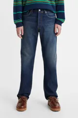 Pantalón de jean azul de corte recto, con tiro medio y cierre de botones.