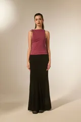 Top sin mangas de viscosa color negro, ajustado al cuerpo, con cuello redondo y frunces asimétricos en el hombro izquierdo.