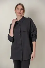 Camisa negra de crepe granulado con spandex, manga larga y corte holgado.