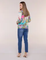 Camisa de gasa Sioni de silueta relajada, con estampado colorido tipo paisley y floral en tonos fucsia, celeste, amarillo y blanco. Presenta cuello camisero clásico, mangas largas y abotonadura frontal.