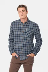 Camisa de viyela a cuadros tipo leñadora, con cuello abotonado, cierre frontal con botones y bolsillo en el pecho.