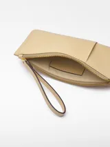 Monedero grande de piel bovina color beige, con cierre de cremallera, correa de muñeca, bolsillo frontal y tarjetero en la parte trasera.