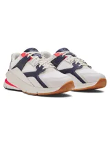 Championes Under Armour modelo Forge 96, con diseño retro inspirado en los años 90. Presentan una parte superior que combina malla y cuero con detalles en TPU para mayor durabilidad. La entresuela ofrece comodidad para uso diario y la suela es de goma completa.