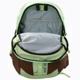 Mochila de 22 litros con diseño técnico, combinando paneles en color verde menta y marrón. Cuenta con respaldo acolchado, bolsillos laterales para botellas, cinta central tipo daisy chain y correas ajustables con silbato de emergencia.