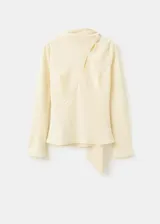 Blusa de manga larga color amarillo claro, con cuello alzado y detalle de abertura asimétrica en el escote.