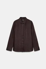 Camisa color coral confeccionada en lino 100%, de corte recto, con cuello solapa, manga larga con puños abotonados y cierre frontal con botones.