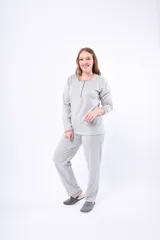 Pijama de dos piezas color coral, de lanilla, compuesto por una camisa de manga larga con botones y un pantalón largo.