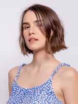 Top sin mangas con estampado de cebra en tonos marrones y beige. Cuenta con tirantes trenzados.