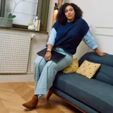 Jean de corte wide leg en color azul claro, con talle alto y detalle de pinzas verticales en la parte frontal. Presenta un diseño de pierna ancha y cierre clásico con botón y cremallera.