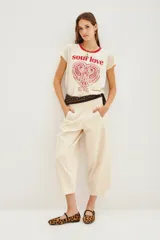 Pantalón tipo babucha de algodón, con corte holgado, cintura elástica y puños ajustados en los tobillos.