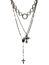 Set de collares multicapa en color plateado, compuesto por una cadena de eslabones circulares grandes, una cadena fina con dije de cruz gótica y un rosario de acero con cuentas esféricas, medalla y cruz pequeña.