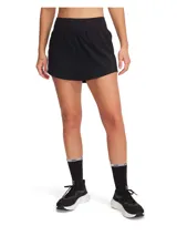 Falda pantalón deportiva Under Armour, color negro, con diseño ultraligero y transpirable. Incluye shorts interiores integrados para mayor cobertura y sujeción, cintura alta elástica y bolsillo lateral en el short interior.