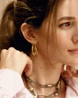 Aros colgantes con diseño orgánico inspirado en corales naturales, con acabado metálico brillante y cierre de perno con mariposa.