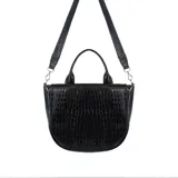 Cartera negra tipo media luna realizada en cuero con textura croco. Tiene asa corta y correa larga regulable y desmontable.