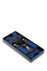 Set de tirantes con moño y pañuelo de bolsillo, color azul con estampado floral en tonos grises. Los tirantes son ajustables y tienen apliques para abrochar a botones o pinzas metálicas para sujetarlos al pantalón.