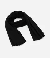 Pañuelo rectangular de color negro, con acabado de mini flecos en los extremos y diseño liso.