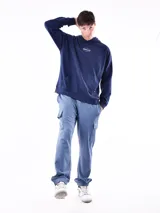 Hoodie negro con capucha y bolsillo canguro. Presenta un pequeño texto estampado en blanco en el pecho que dice: "STREET STYLE HAS REVOLUTIONIZED THE FASHION INDUSTRY".