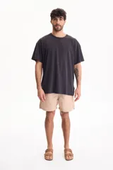 Remera oversize de manga corta y cuello redondo, confeccionada en algodón con acabado lavado estilo vintage.