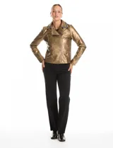 Chaqueta tipo biker de eco cuero con acabado metalizado dorado. Presenta cuello con solapa decorado con ribete bordado de pedrería y strass, cierre frontal asimétrico con cremallera metálica y bolsillos laterales funcionales con cierre.