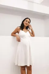 Camisón negro corto con breteles finos regulables y escote en V con puntilla.