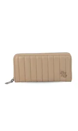 Billetera de dama en símil cuero color negro, de diseño acolchado con costuras verticales que forman relieves y cierre perimetral. Incluye monograma en la esquina inferior y viene con caja de presentación estampada.