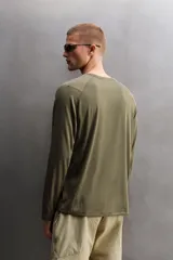 Camiseta técnica de entrenamiento Zara Athleticz, de corte regular, confeccionada en tejido ligero y elástico con textura de rayas horizontales. Presenta cuello redondo, mangas ranglán largas y detalle de logo estampado en el bajo.