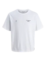 Remera de manga corta y cuello redondo con calce relajado. Presenta un diseño minimalista en color blanco con un pequeño estampado gráfico y texto en el pecho.