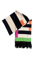 Bufanda tejida con patrón de rayas horizontales en crudo y negro, con bloques de color perpendiculares en naranja, fucsia y verde.