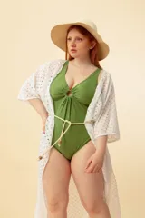 Túnica larga blanca de broderie con mangas 3/4 y lazo de ajuste en la cintura.