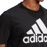 Remera negra de algodón con logo Adidas Badge of Sport estampado en blanco en el pecho.