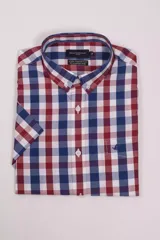 Camisa de manga corta Brooksfield con estampado de cuadros en tonos azul, rojo y blanco. Presenta cuello abotonado, cierre frontal con botones y un bolsillo en el pecho con el logo de la marca bordado.