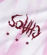 Remera oversized de algodón con teñido tie-dye en blanco y rosa. Presenta un cuello redondo y un estampado frontal con la palabra "Chaos" y un diseño de llamas en color rosado.