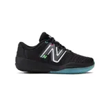 Championes de tenis New Balance WCY996F5 para mujer, color negro con detalles en blanco, violeta y celeste. Diseñados para jugar en canchas de arcilla.
