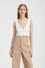 Crop top blanco de morley con lúrex, escote en V, de fit entallado y hombros anchos.