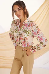Camisa estampada con flores y pinceladas en tonos rosa, verde, celeste y naranja.