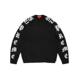 Sweater de punto negro con cuello redondo y mangas largas. Presenta el nombre de la marca estampado en tipografía gótica blanca a lo largo de ambas mangas.