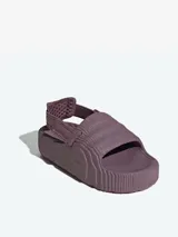 Sandalias Adidas Adilette 22 XLG color lila, con diseño futurista y banda ajustable.