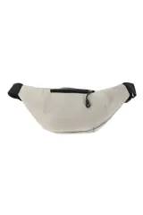 Riñonera negra con múltiples compartimentos con cierre, correa ajustable y parche decorativo con texto en el frente.