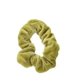 Gomita de pelo tipo scrunchie confeccionada en tela de terciopelo color verde oliva.