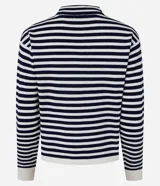 Sweater de punto de manga larga, con rayas horizontales en azul marino y blanco. Presenta cuello redondo ligeramente elevado y puños y ruedo en color blanco liso.