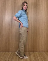 Pantalón de jean estilo barrel fit en color azul claro, con tiro alto, bolsillos delanteros y traseros, y costuras decorativas a la altura de las rodillas con aberturas en el bajo.