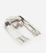 Bufanda larga color blanco con rayas horizontales en tonos marrón y beige, con flecos en los extremos.