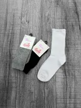 Pack de tres pares de medias largas deportivas, un par color gris, un par color negro y un par color blanco.