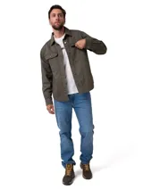 Chaqueta tipo sobrecamisa de sarga color verde oliva, con cierre frontal de botones, bolsillos en el pecho con solapa y bolsillos laterales. Presenta forro interior de franela y etiqueta de marca en el bolsillo inferior.