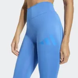 Calza deportiva Adidas de tiro alto, color azul, con diseño ajustado y tecnología AEROREADY para absorción de humedad. Presenta costuras mínimas y logo de la marca en el muslo.